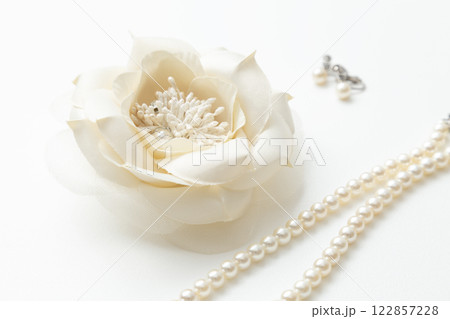 花のコサージュとパールネックレス 白バック 花のコサージュとパールネックレス 白バック 122857228