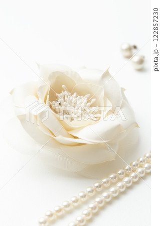 花のコサージュとパールネックレス　白バック 122857230
