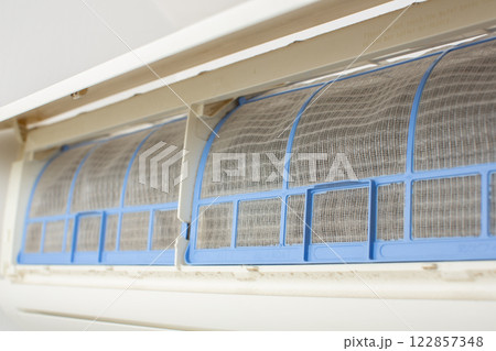 掃除が必要なエアコンのフィルター 掃除が必要なエアコンのフィルター 122857348