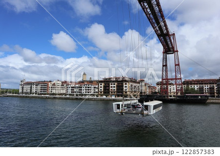 スペイン・ビルバオのビスカヤ橋 122857383