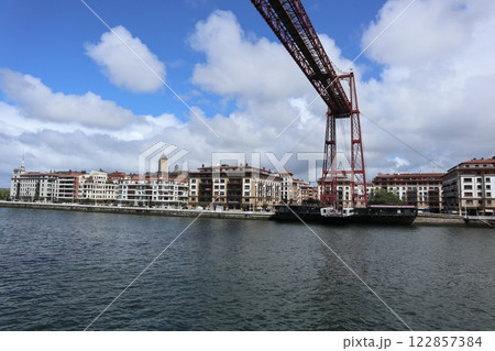 スペイン・ビルバオのビスカヤ橋 122857384