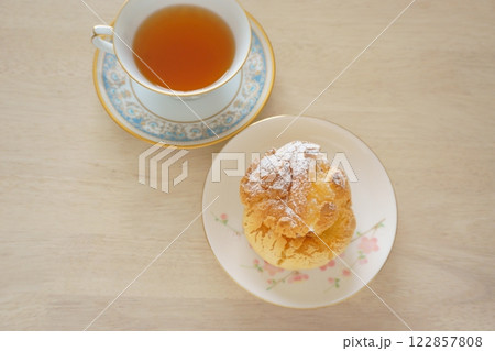 テーブル上の紅茶とシュークリーム テーブル上の紅茶とシュークリーム 122857808
