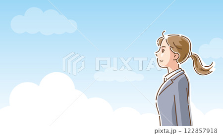 爽やかな青空をバックに前を見つめるスーツ姿の女性の横顔 爽やかな青空をバックに前を見つめるスーツ姿の女性の横顔 122857918