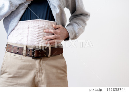 腹巻をする男性　冷え性　腸活　ボディパーツ 122858744