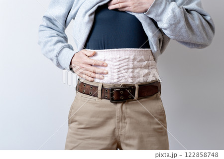 腹巻をする男性　冷え性　腸活　ボディパーツ 122858748