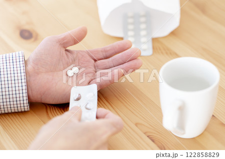 薬を飲む動作　薬を飲む手元　薬服用　 122858829