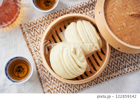蒸籠で蒸したふわふわ花巻 – 中華蒸しパン 蒸籠で蒸したふわふわ花巻 – 中華蒸しパン 122859142