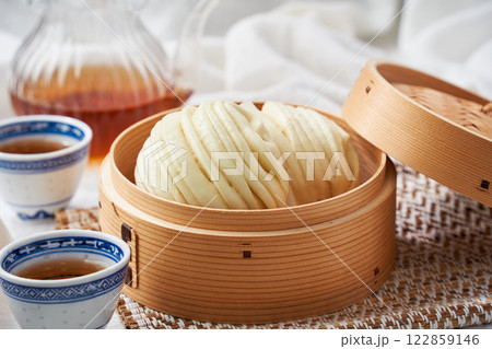 蒸籠で蒸したふわふわ花巻 – 中華蒸しパン 122859146