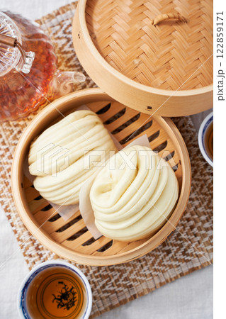 蒸籠で蒸したふわふわ花巻 – 中華蒸しパン 122859171