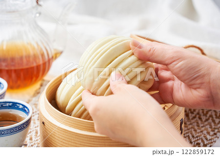 蒸籠で蒸したふわふわ花巻 – 中華蒸しパン 蒸籠で蒸したふわふわ花巻 – 中華蒸しパン 122859172