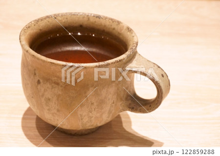 陶器のカップに入れたほうじ茶 122859288