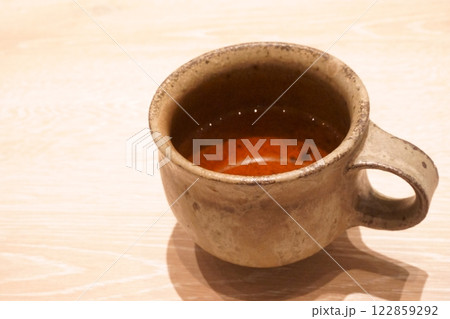 カップに入ったほうじ茶 カップに入ったほうじ茶 122859292