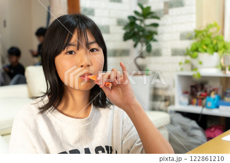 冬に蟹を食べる若い女性 122861210