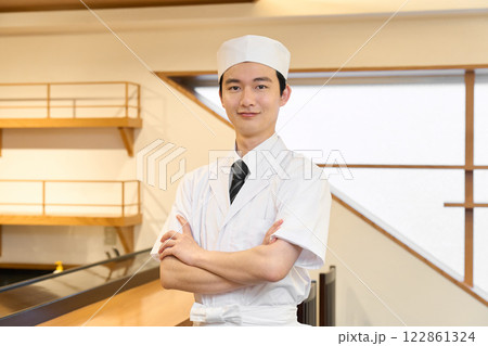 店内で腕組みをする和食の料理人 店内で腕組みをする和食の料理人 122861324