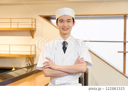 店内で腕組みをする和食の料理人 店内で腕組みをする和食の料理人 122861325