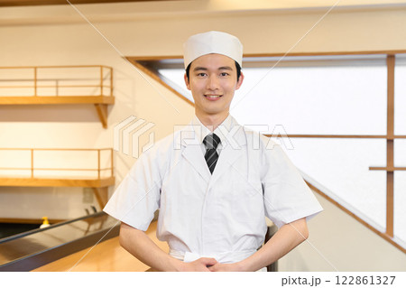 店内で微笑む和食の料理人 122861327