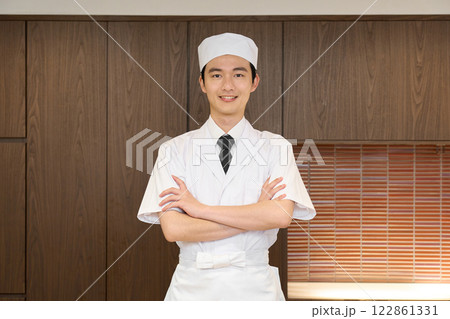店内で腕組みをする和食の料理人 店内で腕組みをする和食の料理人 122861331