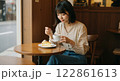カフェでコーヒーを飲む女性 122861613