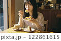 カフェでスイーツを食べる女性 122861615