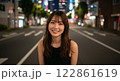 夜の都会で微笑む女性 122861619