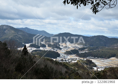 高野山町石道・二つ鳥居から天野の里を望む　【和歌山県伊都郡かつらぎ町】 122861968