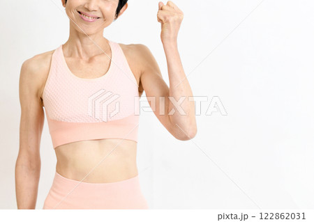 ジムウェア姿でガッツポーズする中高年女性 ジムウェア姿でガッツポーズする中高年女性 122862031