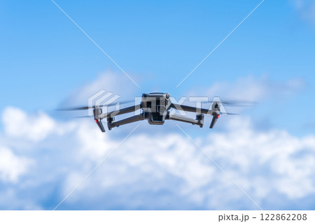 青空を飛行するドローン 青空を飛行するドローン 122862208