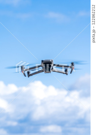 青空を飛行するドローン 青空を飛行するドローン 122862212