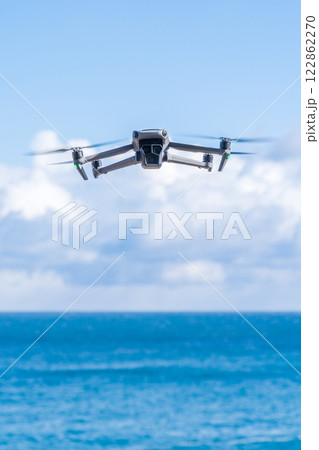 海岸を飛行するドローン 海岸を飛行するドローン 122862270