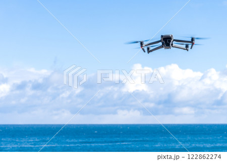 海岸を飛行するドローン 122862274