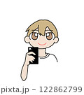 スマホを持つ男子 122862799