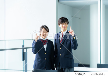 指差しをする高校生 指差しをする高校生 122863615