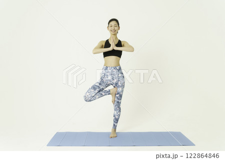 白背景の木のポーズをする若い女性 ヨガ 白背景の木のポーズをする若い女性 ヨガ 122864846