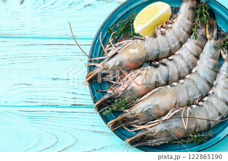 Raw big tiger ( king ) shrimps photography . Top view Raw big tiger ( king ) shrimps photography . Top view 122865190