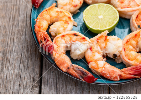 Grilled Tiger shrimps with lime photography . Top view 122865328