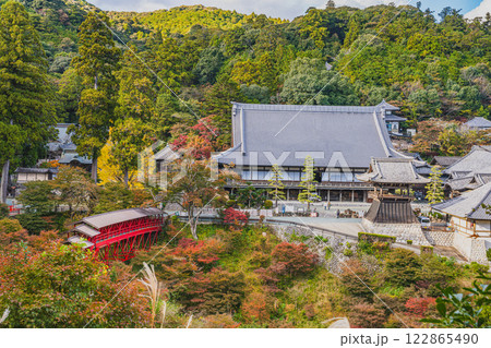 紅葉に包まれた秋の浜松市の方広寺の風景(静岡県) 122865490