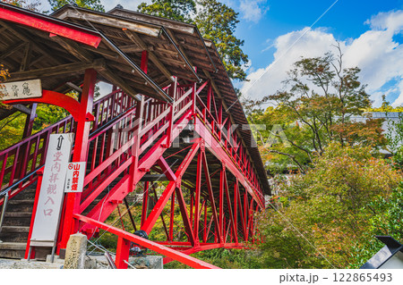 浜松市にある方広寺の紅葉の中の亀背橋の風景(静岡県) 浜松市にある方広寺の紅葉の中の亀背橋の風景(静岡県) 122865493