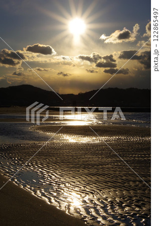 兵庫県淡路島 夕陽に照らされた波跡が広がる多賀の浜海水浴場 兵庫県淡路島 夕陽に照らされた波跡が広がる多賀の浜海水浴場 122865497