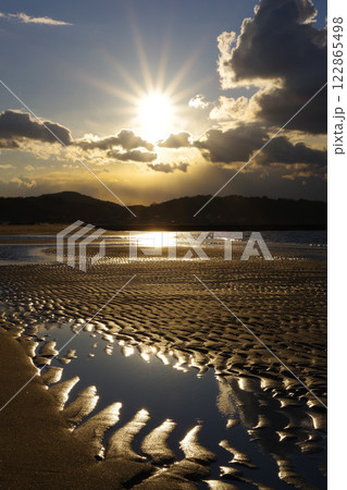 兵庫県淡路島 夕陽に照らされた波跡が広がる多賀の浜海水浴場 兵庫県淡路島 夕陽に照らされた波跡が広がる多賀の浜海水浴場 122865498