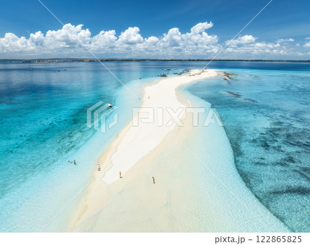 Aerial view of island, sandbank with white sandy beach, blue sea 122865825