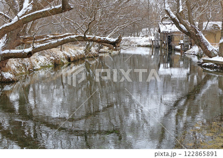 大王わさび農場　雪景色の水車小屋 122865891