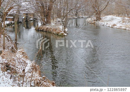 大王わさび農場　雪景色の清流 122865897