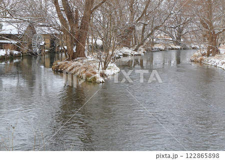 大王わさび農場 雪景色の清流 大王わさび農場 雪景色の清流 122865898