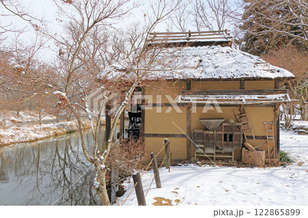 大王わさび農場 雪景色の水車小屋 大王わさび農場 雪景色の水車小屋 122865899