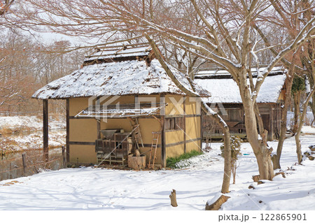 大王わさび農場 雪景色の水車小屋 大王わさび農場 雪景色の水車小屋 122865901