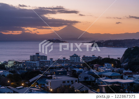 《神奈川県》富士山と江ノ島をのぞむ・湘南海岸の日没 122867375