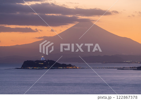 《神奈川県》富士山と江ノ島をのぞむ・湘南海岸の日没 122867378