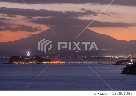 《神奈川県》富士山と江ノ島をのぞむ・湘南海岸の日没 122867389
