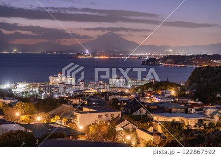《神奈川県》富士山と江ノ島をのぞむ・湘南海岸の日没 122867392