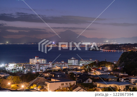 《神奈川県》富士山と江ノ島をのぞむ・湘南海岸の日没 122867394
